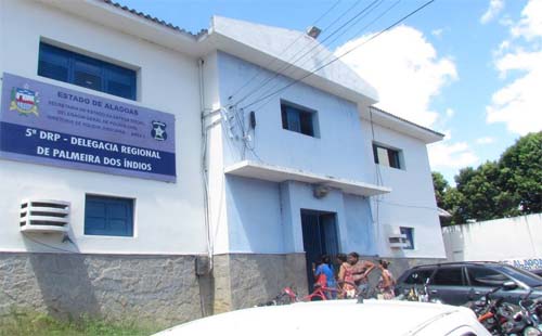 Homem é preso após esfaquear companheira e agredir policial, em Palmeira dos Índios