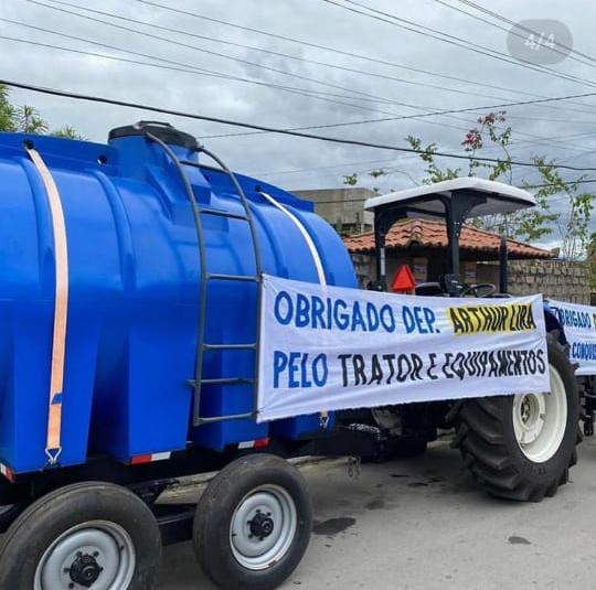 Criminosos ateiam fogo em trator horas após ser doado para associação em Major