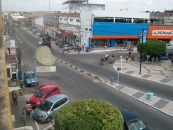 Mulher é baleada ao atender homem que batia na porta de sua casa