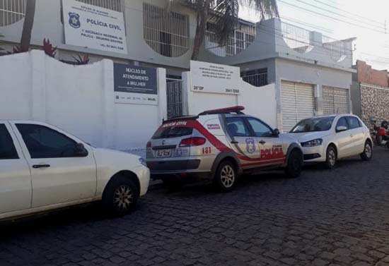 Operação policial resulta na prisão de dois homens e na apreensão de dois menores