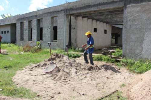 Prefeito retoma obras das creches abandonadas desde 2014 em Delmiro