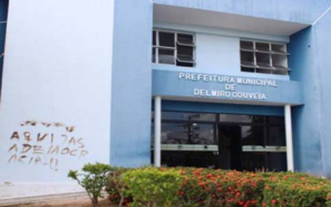 Vândalos picham prédio de prefeitura com fezes e jogam lixo em câmara de vereadores 