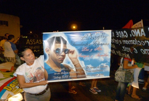 Em protesto população pede saída de Delegado 