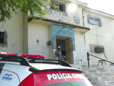 Bando faz reféns motorista e ajudante e rouba carro e carga de roupas na BR-423