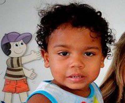 Mãe de criança morta pelos irmãos volta para casa e é agredida