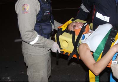 Veículo dirigido por dentista pernambucana perde controle e colide com carreta