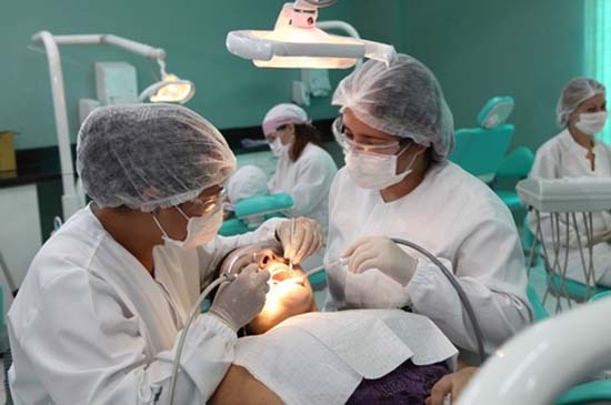 Piso salarial para médicos e dentistas está pronto para ser votado em comissão