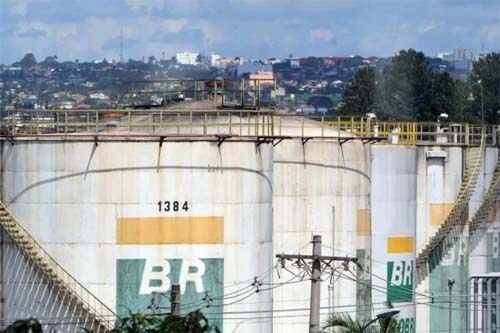 Petrobras anuncia redução de 4,92% no preço médio da gasolina