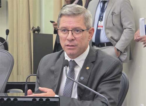 Deputado Cabo Bebeto denuncia atraso em repasses e falta de medicamentos em Alagoas