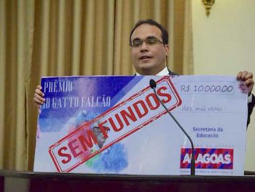Deputado mostra “cheque sem fundos” e acusa governo de calote em Programa Escola 10