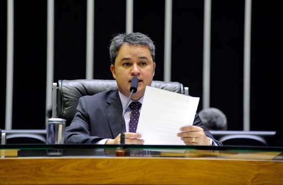 Projeto atribui a oficial de justiça competência de fazer conciliações e mediações