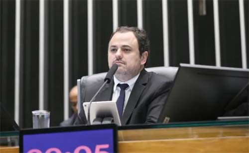 Câmara aprova suspensão temporária de deputado do PSOL em meio a controvérsias