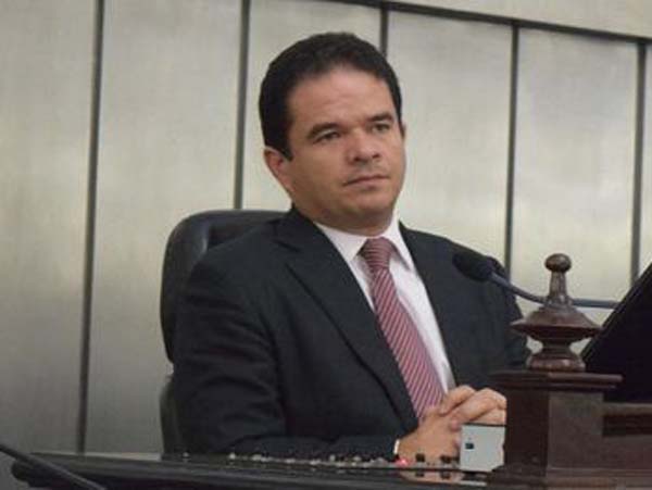 Deputado Marcelo Victor assume pela primeira vez governo do Estado