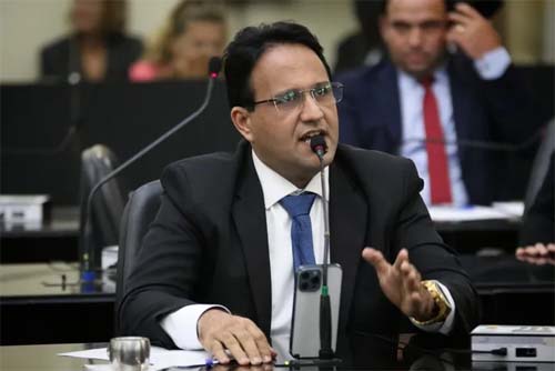 Deputado critica beijo entre 