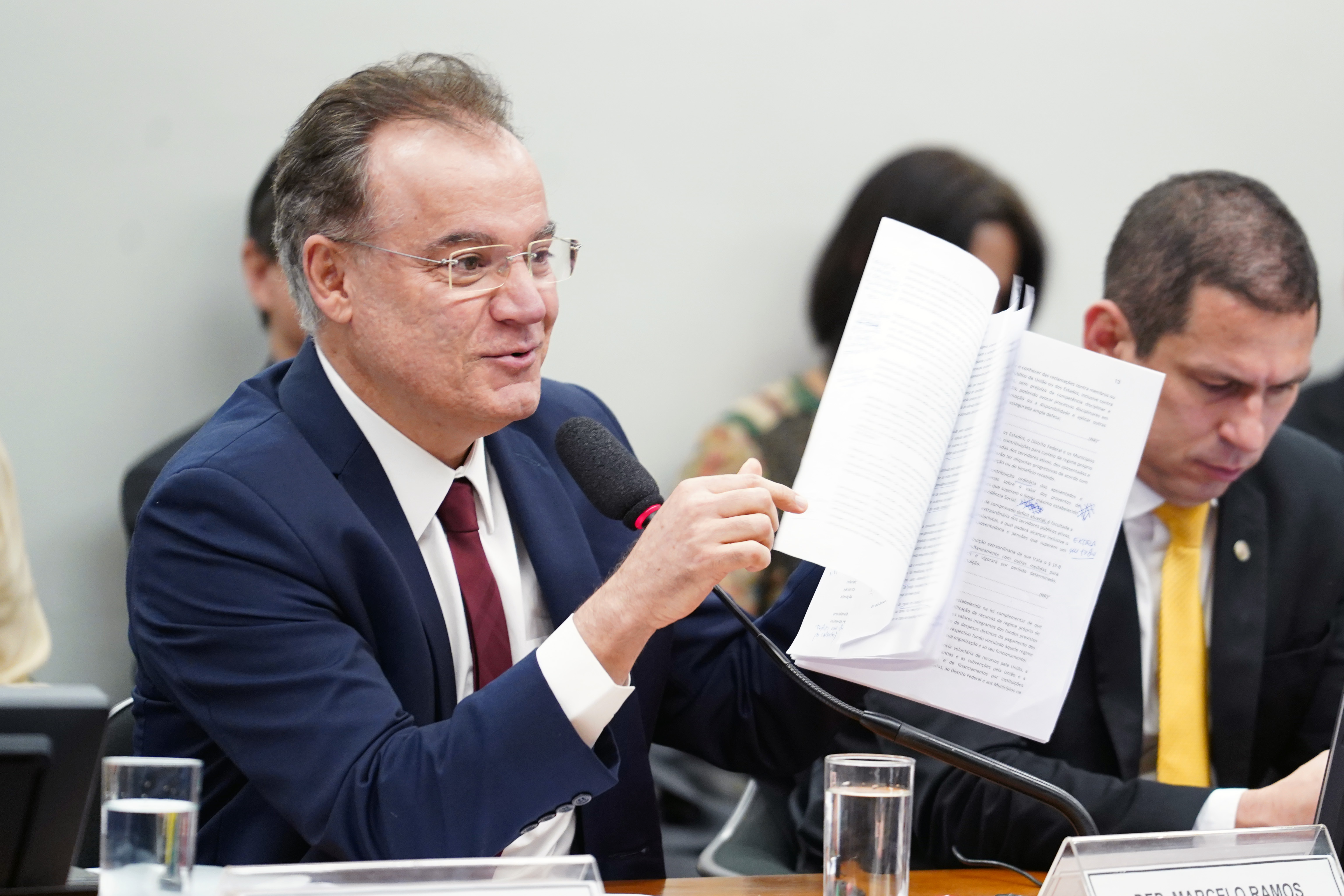 Relator faz ajustes no parecer da reforma da Previdência; votação é adiada