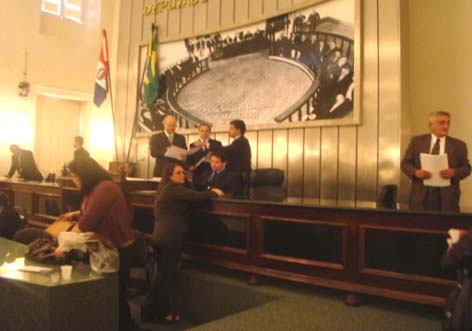 Acaba hoje uma legislatura marcada pela Taturana, Folha 108 e denúncias