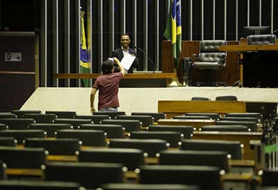 Em mês de recesso, deputados contratam 124 assessores