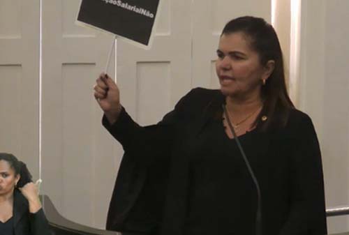 Deputados vestem preto e defendem jornalistas na ALE