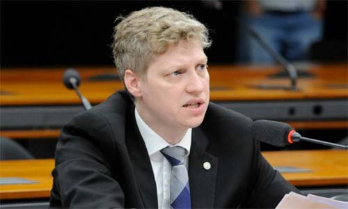 Deputado Marcel van Hattem expõe mais um vexame do STF em jornais internacionais