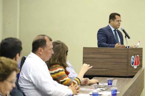 Na AMA, deputado federal Valtenir Pereira defende PEC de unificação de mandato