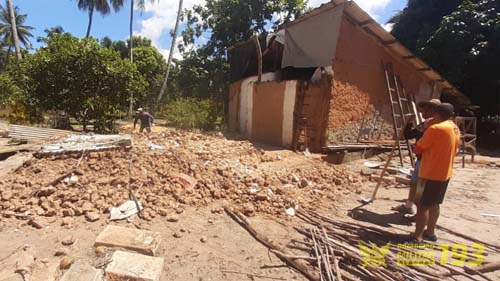 Idosos ficam debaixo de escombros após casa desabar