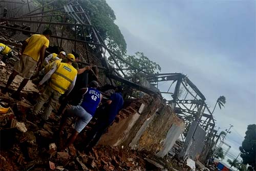 Desabamento de galpão deixa feridos no Estacionamento do Jaraguá, em Maceió