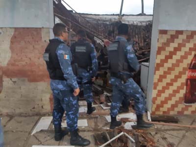 Vídeo: teto de padaria desaba e deixa três feridos em São José da Laje