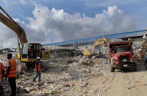 Mais de 100 crianças ficam soterradas após desabamento de edifício na Nigéria