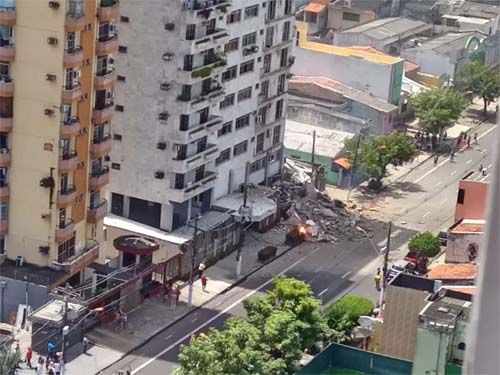 Sacadas de prédio residencial desabam em Belém