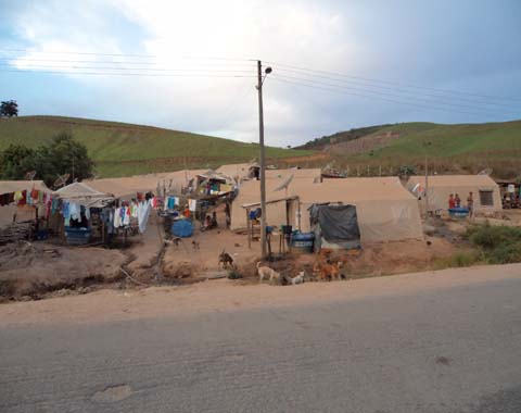 'Esqueceram de nós': Setenta e seis famílias de desabrigados permanecem nas barracas no distrito de Rocha Cavalcante