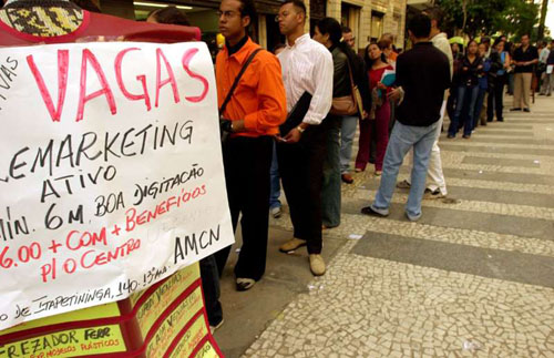 Taxa de desemprego cai para 11,8% em agosto e informalidade é recorde