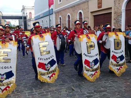 Mais de 3 mil alunos participam de desfile em comemoração aos 202 anos de Alagoas
