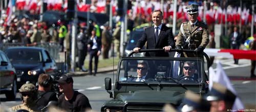 Polônia realiza megadesfile militar em recado a Moscou