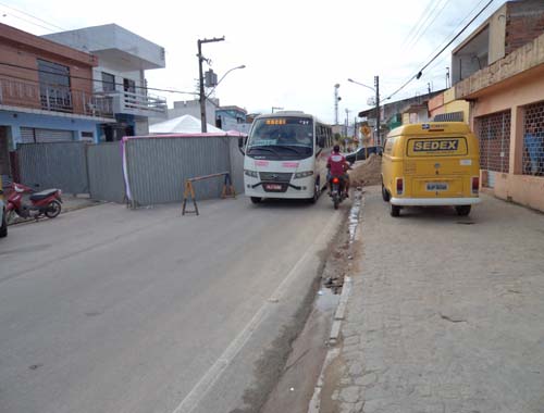 Desfile de moda interrompe Avenida Dr. Antonio Gomes de Barros corredor de carros de polícia e ambulâncias