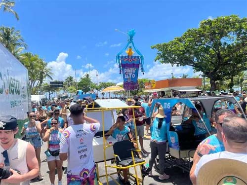 Pinto da Madrugada: milhares de foliões lotam orla de Maceió para desfile