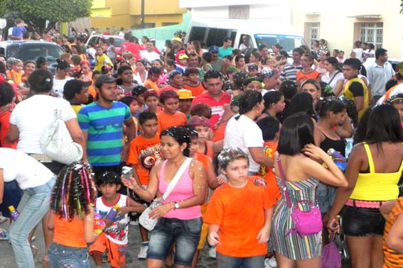 Desfile infantil-juvenil de estudantes traz alegria e descontração às ruas de União