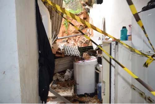 Barreira desliza, atinge residência e casal fica ferido na Cruz das Almas 