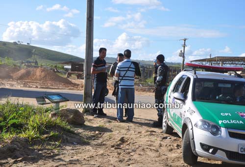PM e Justiça cumprem reintegração de posse de terreno nas margens da AL-205 e BR-104 na periferia de União