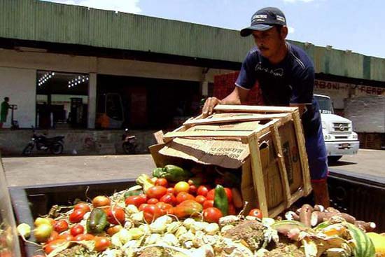 Supermercados desperdiçam R$ 3,9 bi em alimentos por ano, diz Abras