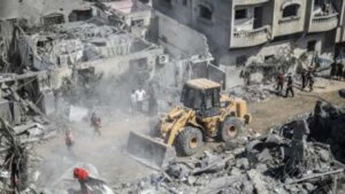 Destruição de maquinário interrompe buscas por milhares de soterrados em Gaza
