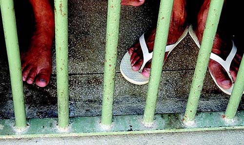 Detento morre de covid intubado na UTI em MG, mas atestado de óbito não cita a doença