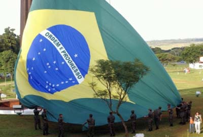 No Dia da Bandeira, historiadores defendem maior discussão dos símbolos nacionais