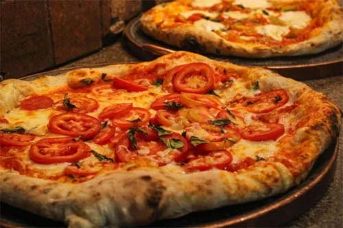 Descubra como é a pizza perfeita para especialistas italianos e brasileiros