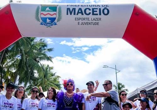 Caminhada e feira de serviços marcam Dia da Mulher na orla de Maceió