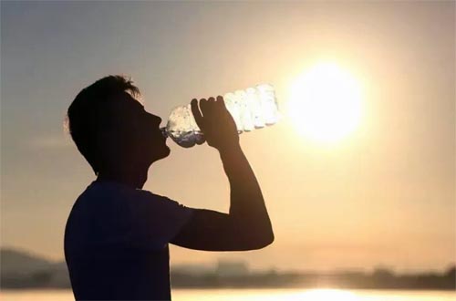 Confira quais são os principais cuidados com a saúde nos dias quentes