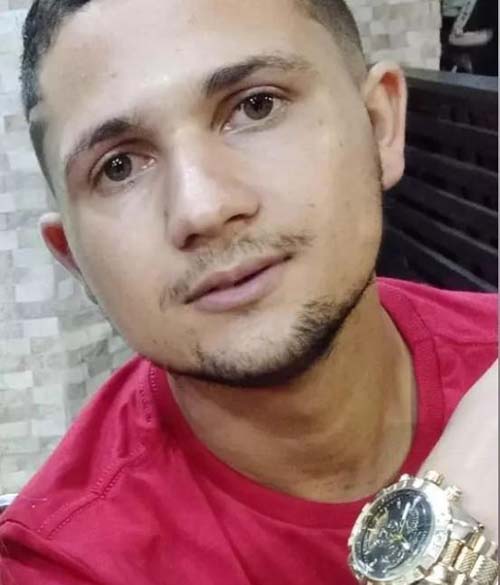Jovem é executado dentro de carro na frente da esposa e de bebê em Arapiraca