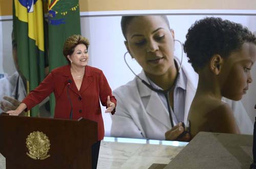 Aluno de medicina terá de trabalhar 2 anos no SUS para receber diploma