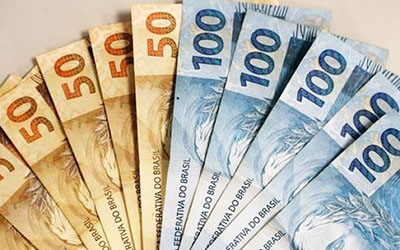 Brasileiro não consegue pagar gastos de início do ano com o que ganha