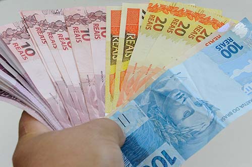 Política de valorização faz salário mínimo passar de mil reais