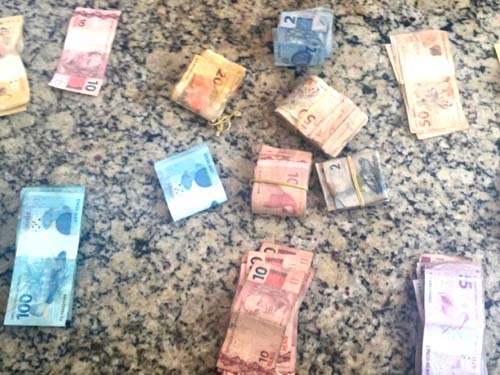 Mulheres são presas em ônibus interestadual com metralhadora e mais de R$ 27 mil